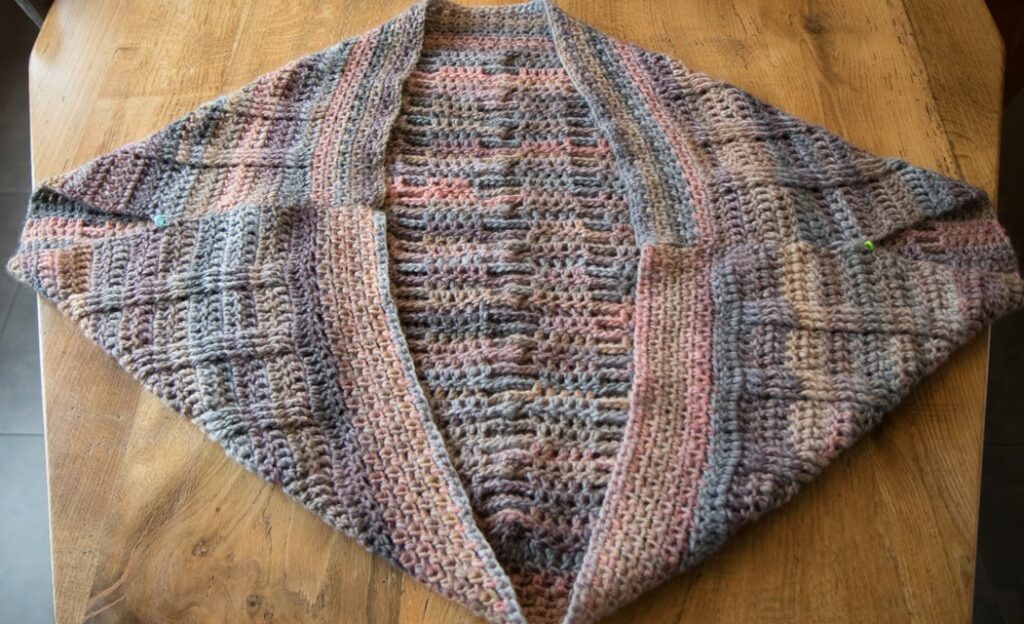 Deze afbeelding heeft een leeg alt-attribuut; de bestandsnaam is cuddle-me-softly-vest-shrug-cardigan-free-crochet-pattern-gratis-haakpatroon-fold-1024x624.jpg